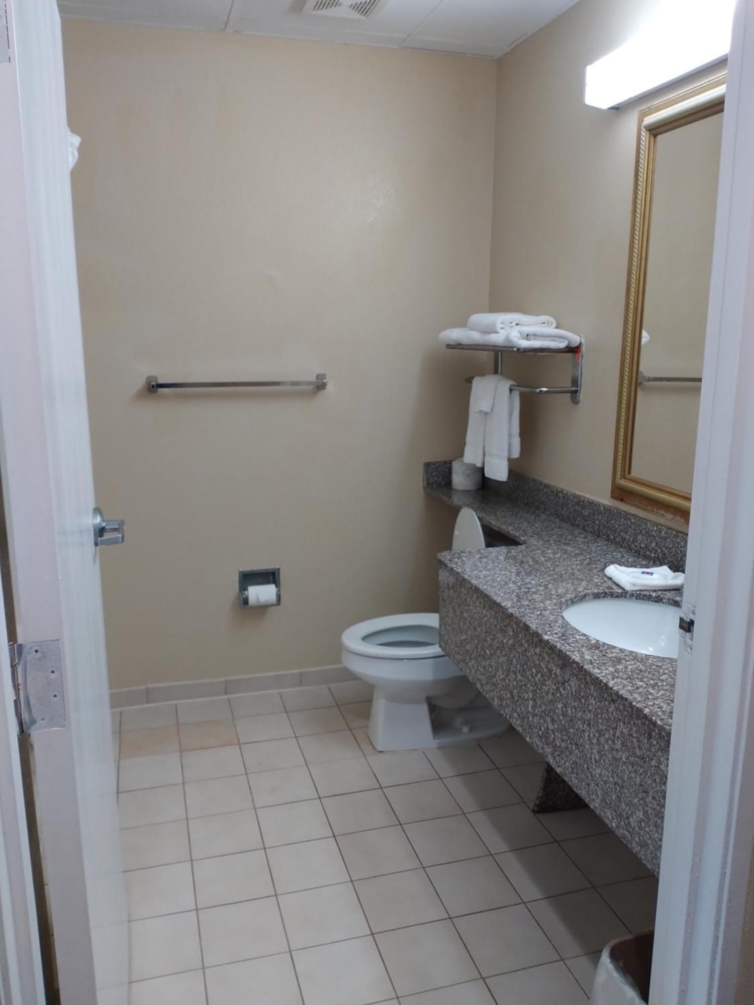 Econo Inn&suites Hotel