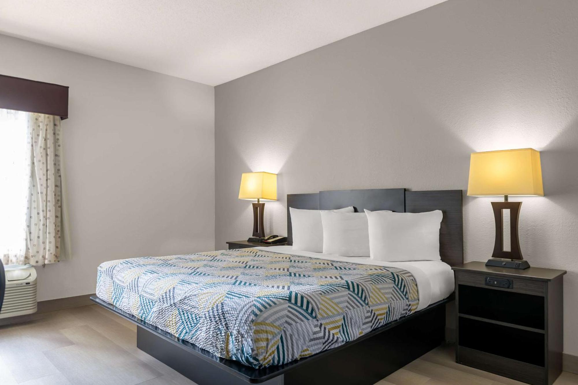 Econo Inn&suites Hotel