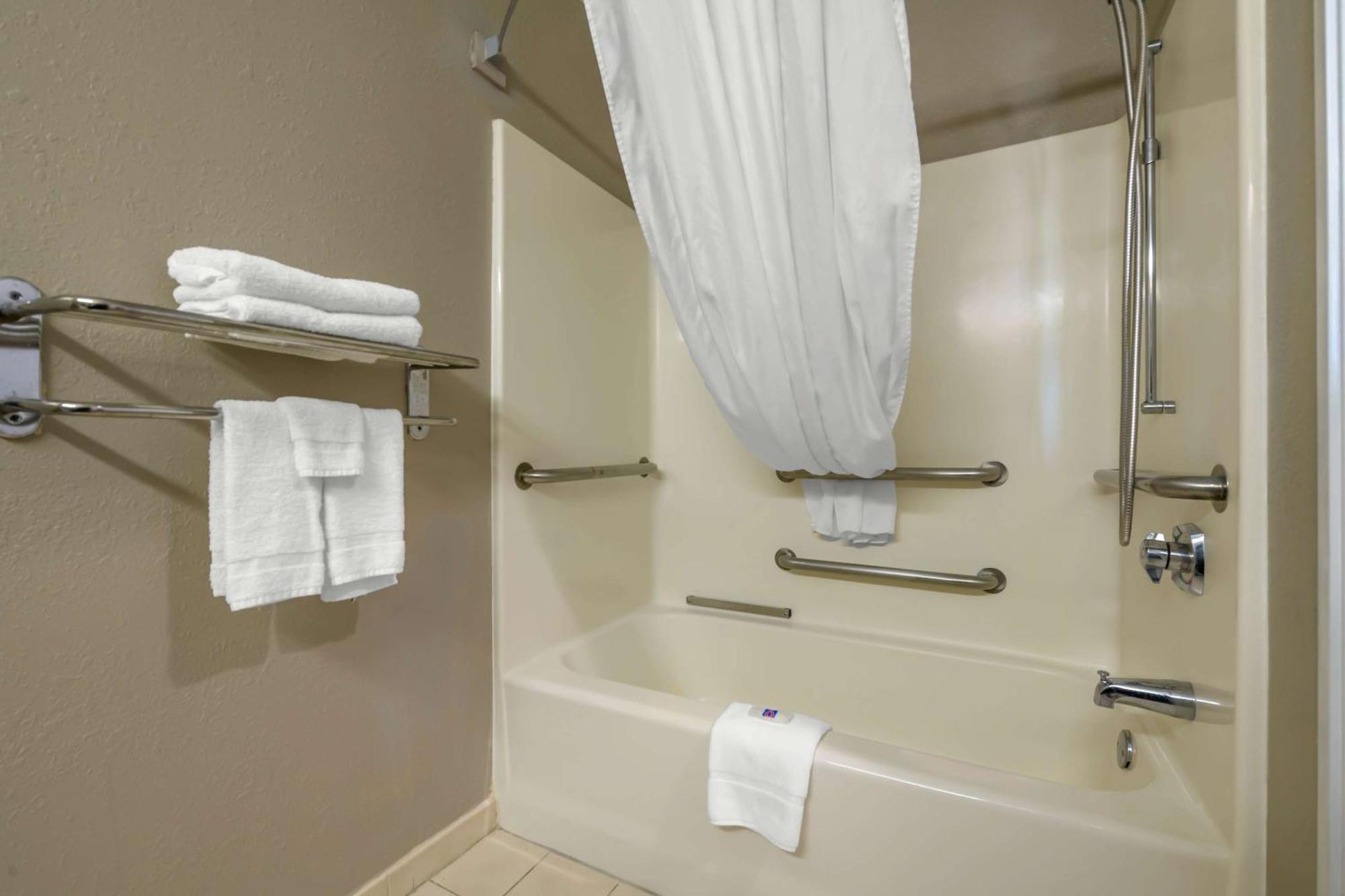 Econo Inn&suites Hotel