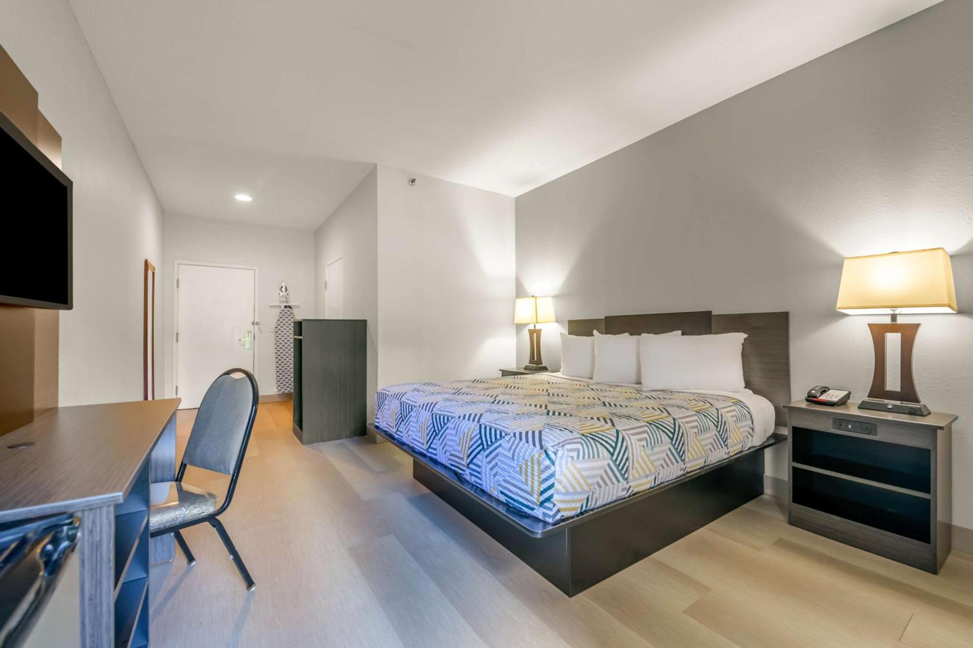 Econo Inn&suites Hotel
