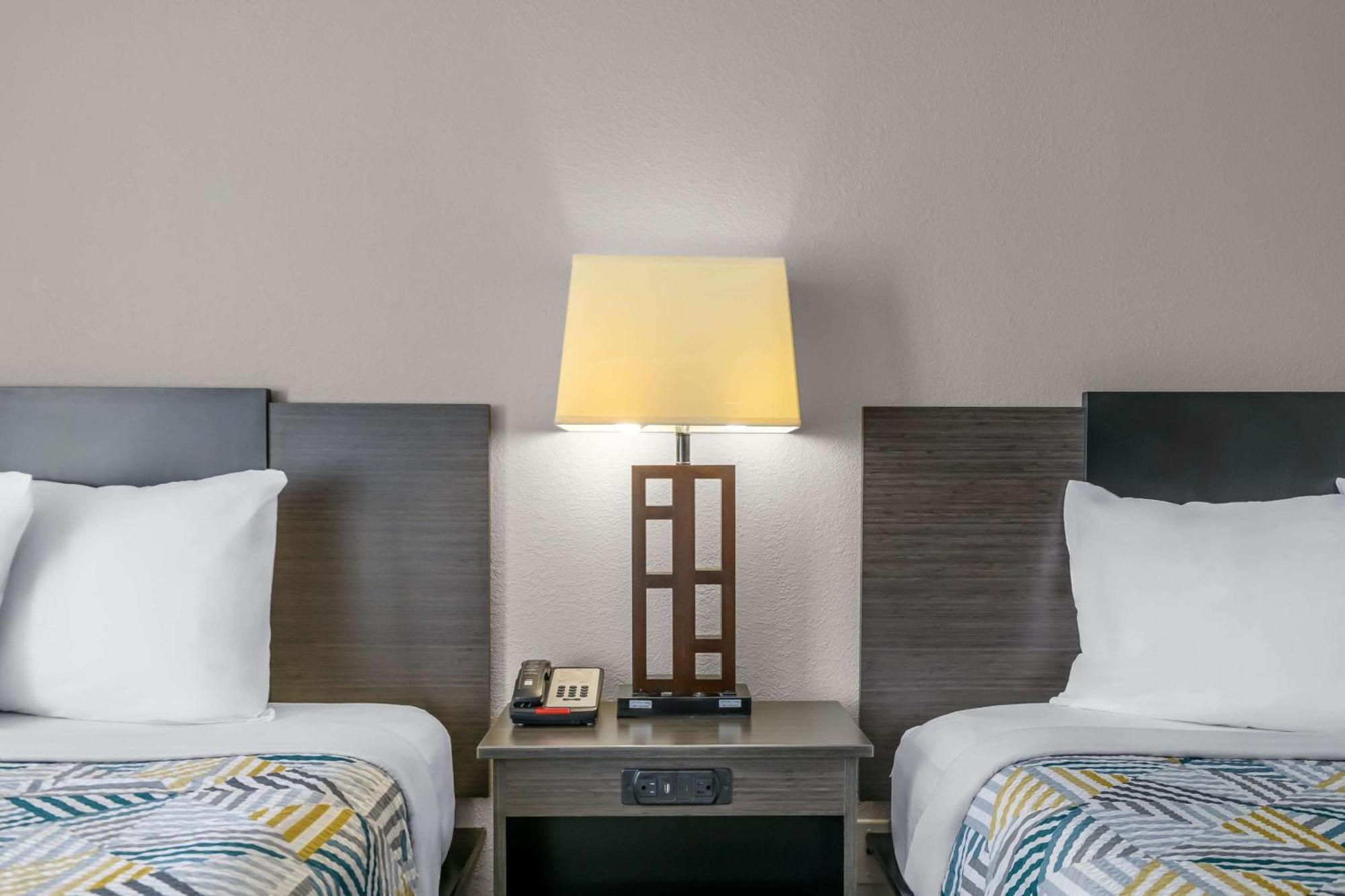 Econo Inn&suites Hotel 2*