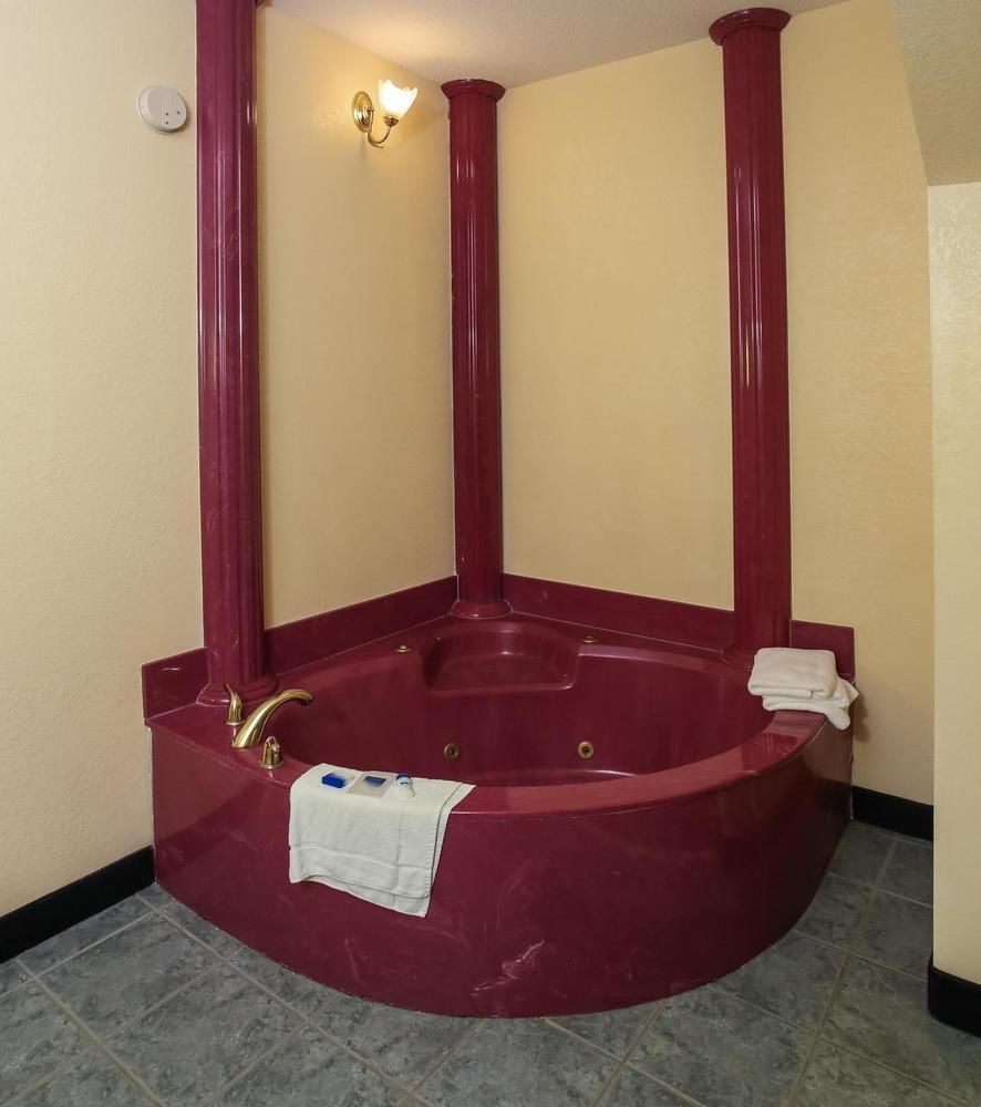 Econo Inn&suites Hotel